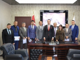 İlçemiz Kaymakamı Sayın Onur ÖZAYDIN Başarı Belgelerini verdi